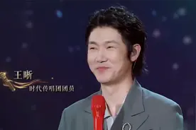 王晰演唱《乌苏里船歌》，嗓音磁性低沉，让人听一遍就爱上