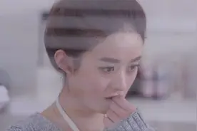 美女一袭包臀裙，搭配亮色衬衫，恨天高太性感