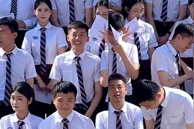 毕业合照男生找暗恋女孩合影，同学秒懂调换位置：不给青春留遗憾