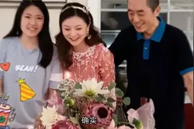 相爱了25年，74岁张艺谋眼神充满了慈祥，43岁陈婷打扮越来越洋气