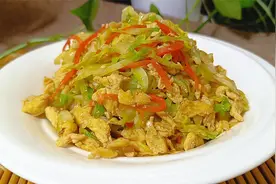 包菜炒鸡蛋，做法简单，营养味美，我家孩子爱吃菜