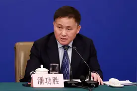 2025全国两会丨中国人民银行行长：今年将择机降准降息视频封面
