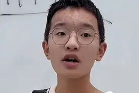 钟美美：13岁男孩模仿老师一夜爆火，爆红后拒绝1500万签约！视频封面