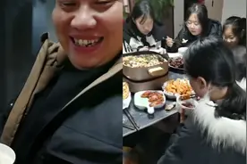 儿子请一桌女同学吃饭爸妈躲厨房，边看他们吃饭边笑得合不拢嘴视频封面