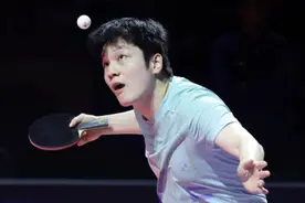 总决赛适应性训练：许昕携妻儿，樊振东与王励勤交流，曼昱一挑二