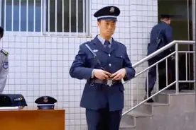影视：领导去上班没带工牌，没想被新来的保安拦下，这保安胆真大视频封面