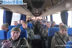 俄乌战俘交换现场丨乌方人员问俄战俘是否会再参战-不会再去打仗视频封面