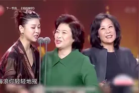 靠《军港之夜》爆的苏小明，60岁跨界当演员，现场感谢儿子儿媳