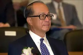 损失781亿港元之后，李嘉诚察觉到了什么：次子李泽楷已赶往北京视频封面