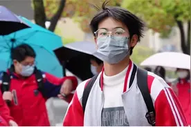 中国高中生“街拍”火到国外，老外：我决定要去那里上学！视频封面