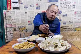 没见过这么能吃的人，网友说这种家庭环境和吃相，难怪娶不上老婆视频封面