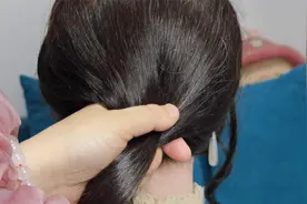 这款发型既俏皮又可爱，扎辫子发型让夏日造型更出彩，日常扎漂亮