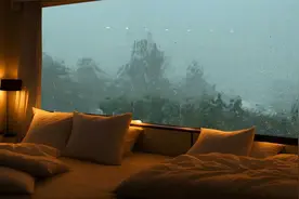 在狂暴风雨中的舒适卧室，伴着窗外猛烈风雨声，放松入睡视频封面