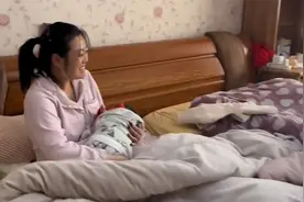 弟媳刚生完宝宝出院了，几天给母子两送金手镯和项链，都可开心了视频封面
