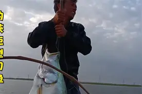 户外捕鱼：渔民使用延绳钓和棍棒在湄公河中屡屡钓获巨物！视频封面
