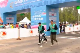 现场：全球首个人形机器人半马鸣枪开跑！机器人依次发枪起跑视频封面