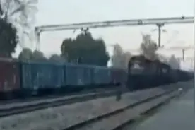 真·无人驾驶！印度火车失控飙车时速100公里 司机下车喝茶忘熄火视频封面