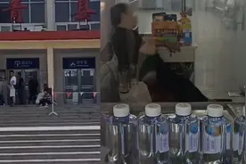 女子吐槽火车站中午不开门，高温天旅客全在外等，12306回应视频封面