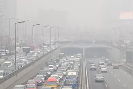 公交免费、地铁八折，成都7日零时启动重污染天气橙色预警！视频封面