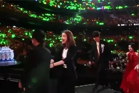 穿礼服还得看王鹤润，深V都快开到肚脐，魔鬼身材太火辣
