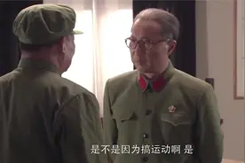 将军用枪羞辱科学家，大怒换上军装，军衔比将军都大！视频封面