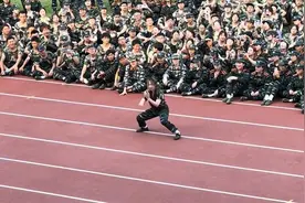 女生军训表演武术技惊四座，一声吼震慑全场，网友：又美又飒视频封面