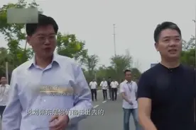 刘强东回到老家，市委书记亲身迎接，可见他的地位有多高
