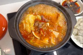 小年在家自己煮了点白菜饺子，肥牛泡菜汤，冬天暖呼呼的好吃方便视频封面