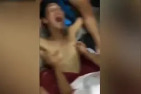 盘点那些不干人事名场面，小伙被按住胳膊腿，挠咯吱窝笑到缺氧