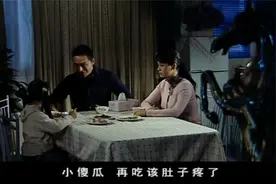 小女孩被姨妈虐待，福利院没办法收养，警察只好把她带回家视频封面