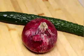 黄瓜搭配1个洋葱，简单一做，清爽解腻，我家一周吃5次，特别香