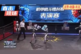 机器人格斗大赛现场惊现KO，裁判和解说员嘴角都快压不住了，笑死视频封面