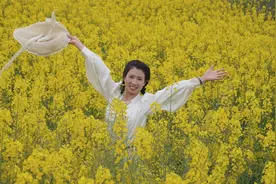 家门口菜籽花好美，翠花化个春天花瓣妆，赏花拍照这生活太欢乐了视频封面