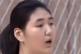 一人打球9人看？2米27的张子宇有多强 对手霸王条款也阻挡不了视频封面