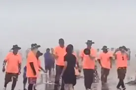 青岛海水浴场大雾临时关闭，游客不听劝阻与工作人员发生肢体冲突