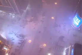 河北沧州遭遇"暴雪列车"！下雪如"倒雪" 行人骑车难行车辆直打滑视频封面
