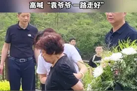 袁隆平逝世三周年，家人群众来到墓前祭奠，三年前的今天，长沙万人空巷，十里长街送别袁老 #袁隆平院士逝世三周年  #袁隆平 