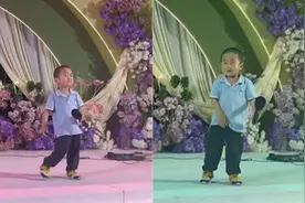 社牛萌娃憋尿上台表演节目，网友：控制不住尿的年纪，控制了全场