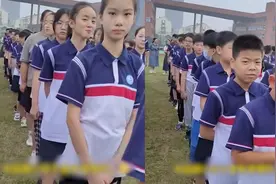 初一新生开学男女身高差惊呆众人 网友：原来这就是大姑娘小伙子视频封面