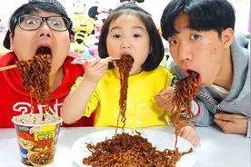 宝蓝和家人在家玩游戏，饿了还分享了炸酱面一起吃，太有爱了！视频封面