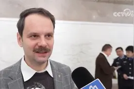 新版外国人永久居留身份证 签发启用首日50人领取