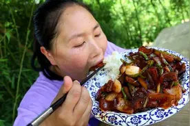 胖妹做回锅肉盖浇饭，饭菜一起拌着吃，又香又辣，大口吃肉就是香