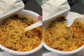 女子用叉子吃泡面捞不起来，叉子抽出后秒弯曲柔软如纸，网友秒懂视频封面