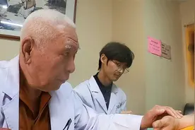 类风湿手红肿，皮肤瘙痒抹药无用，正确解决方法，跟着老中医做