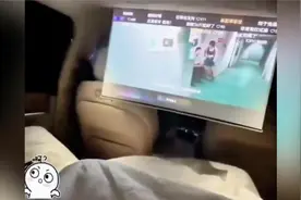 高速路上开着自动驾驶，小夫妻躺在后排看电影，这样真的安全吗视频封面