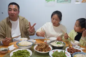 一起动手做豆花，一家人坐在一起分享美食和快乐，这就是家的味道视频封面