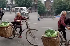 80岁大娘骑着二八大杠卖菜，连蹬两下身轻如燕上车，年轻时有多飒视频封面