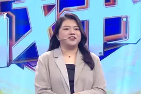 她长着女人的外貌却发出男人的声音，现场畅聊尴尬事