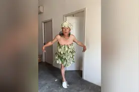 大叔傣族舞跳得不赖嘛！#舞蹈#农村大叔#搞笑#笑一笑，十年少视频封面