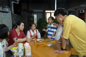 桃子姐在家自制爆汁烤肠，烤一盘和孩子们一起分享，开心又美味